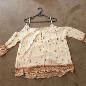 COPY - Open shoulder shirt with lace trim